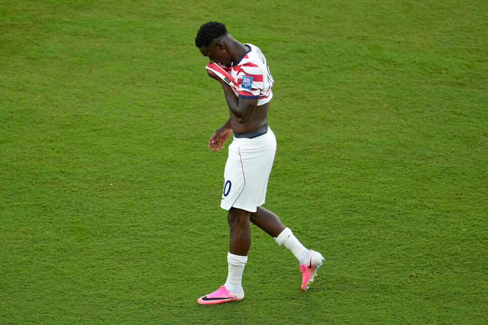 Folarin Balogun foi expulso no jogo contra a Bósnia