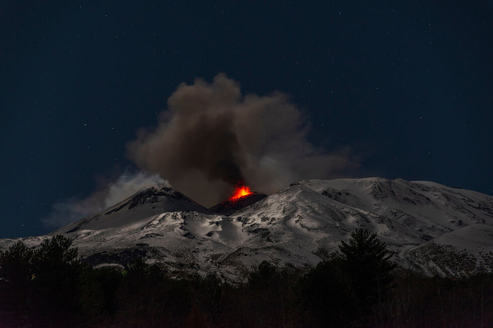 Cinzas do Etna levam ao encerramento de aeroporto na Sicília