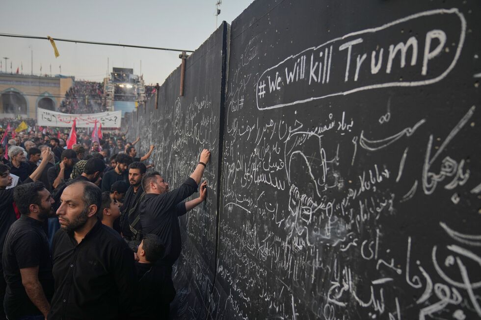 Iraninaos escreveram  #VamosMatarTrump num muro em protesto contra os EUA