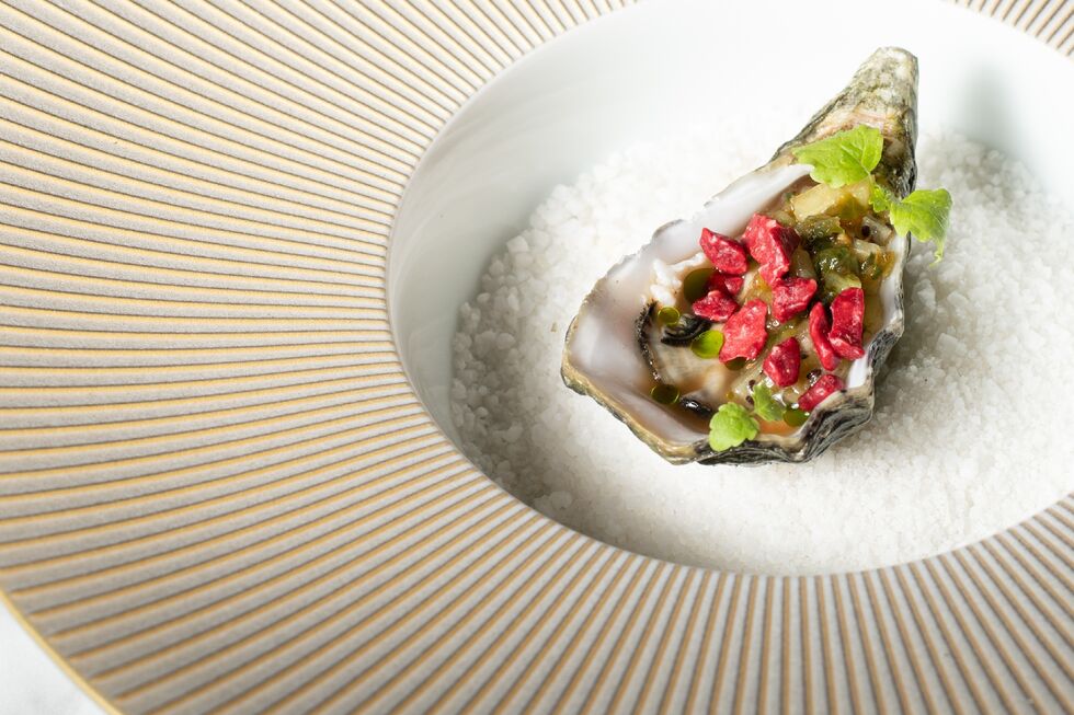O restaurante Cícero, em Lisboa, tem novos pratos de verão, como esta ostra com kimchi e framboesa