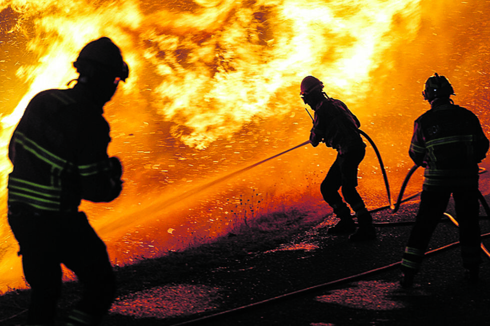 Os bombeiros têm sido incansáveis no combate às chamas 