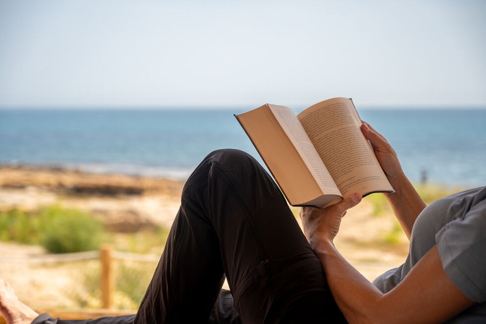 No saco de praia há items que não podem faltar: a toalha, o protetor solar, água fresca e pelo menos um livro para ler entre mergulhos