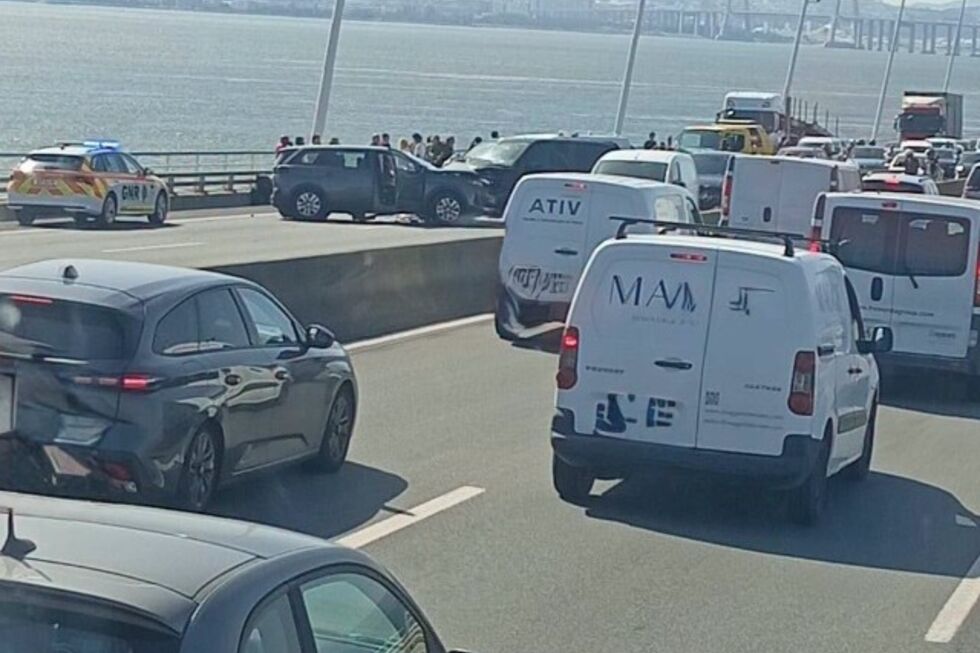 Trânsito na Ponte Vasco da Gama está parado. 