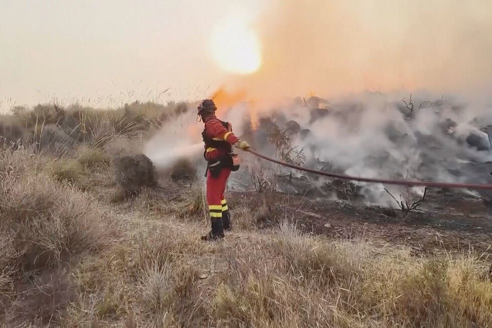 Bombeiros combatem incêndio 