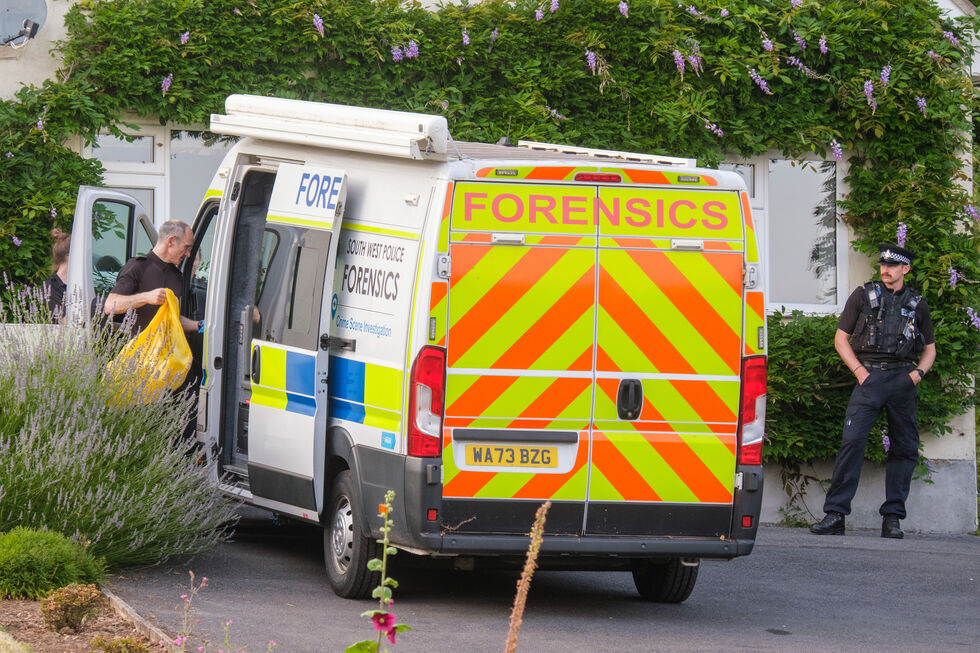 Polícias vasculham a casa de Ann Widdecombe depois de ter sido encontrada morta