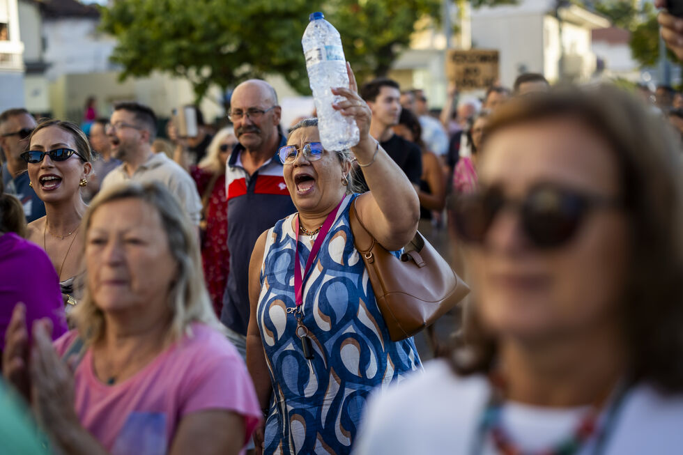 Moradores, comerciantes e cidadãos promovem uma ação para chamar a atenção para a recorrente falta de abastecimento de água