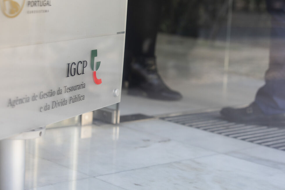 Sinalética colocada junto à fachada da sede do IGCP - Agência de gestão da tesouraria e da dívida pública.