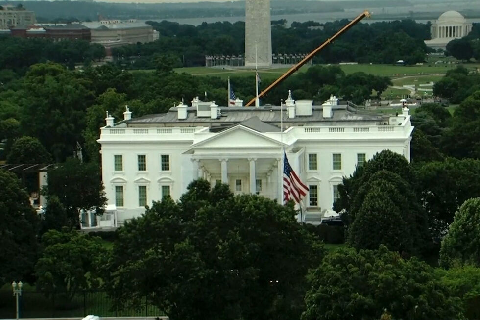 Bandeira dos EUA hasteada a meia haste na Casa Branca após morte de Lindsey Graham
