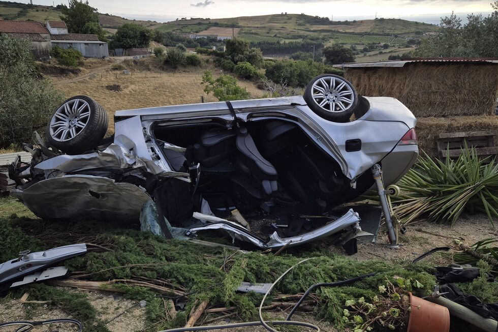 Carro destruído tomba numa zona rural
