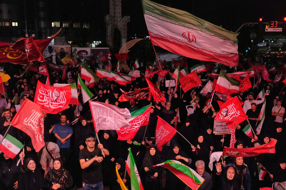 Povo iraniano protesta com bandeiras em Teerão