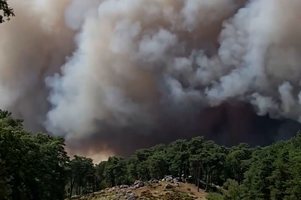 Imagens mostram enorme nuvem de fumo provocada por incêndio em Fontainebleau nos arredores de Paris