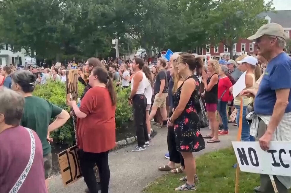 Manifestantes fazem vigília após condutor ser morto a tiro por agente do ICE no Maine