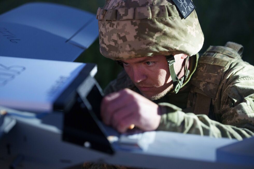 Militar ucraniano prepara drone
