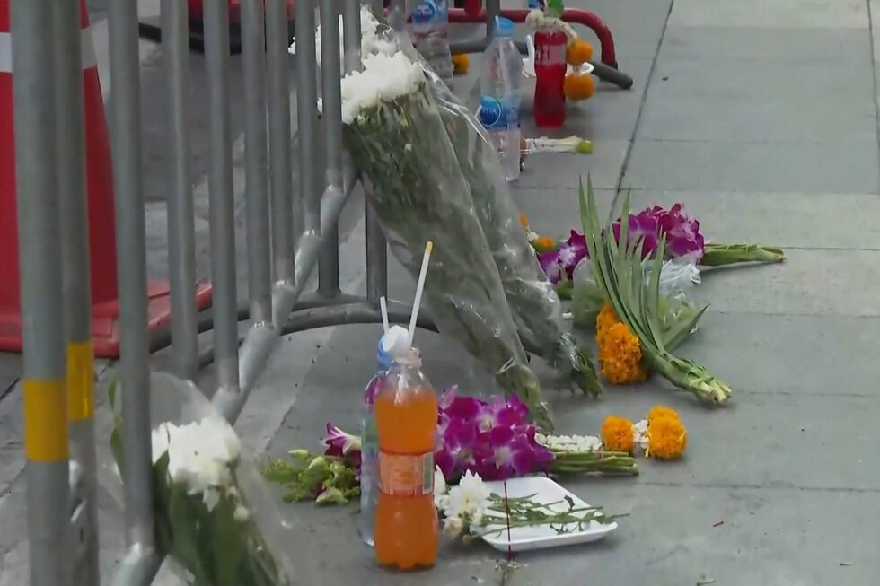 Flores, velas e mensagens colocadas junto a bar em Banguecoque onde morreram 30 pessoas