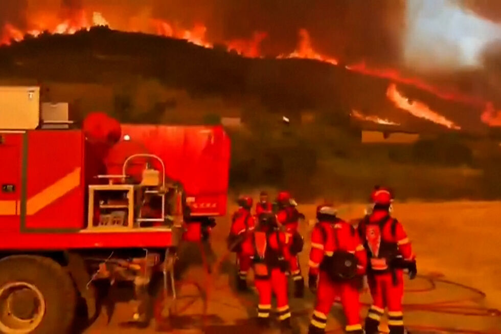 400 bombeiros combatem incêndio florestal no nordeste de Espanha