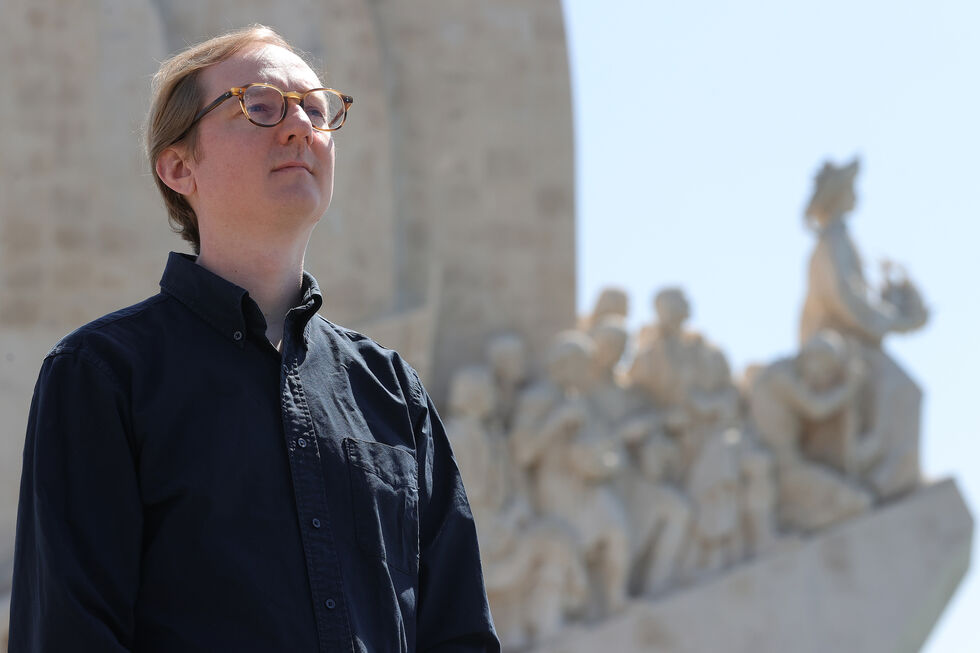 Simon Park fotografado junto ao Padrão dos Descobrimentos, em Lisboa
