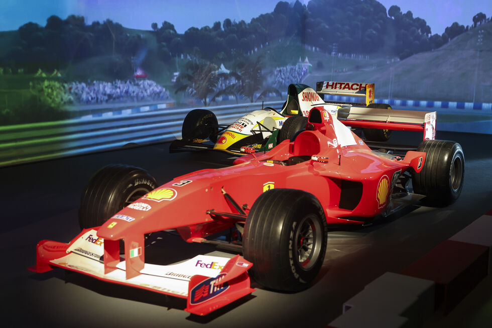 A mostra "tenta retratar pelo menos cinco décadas de F1 e de pilotos"