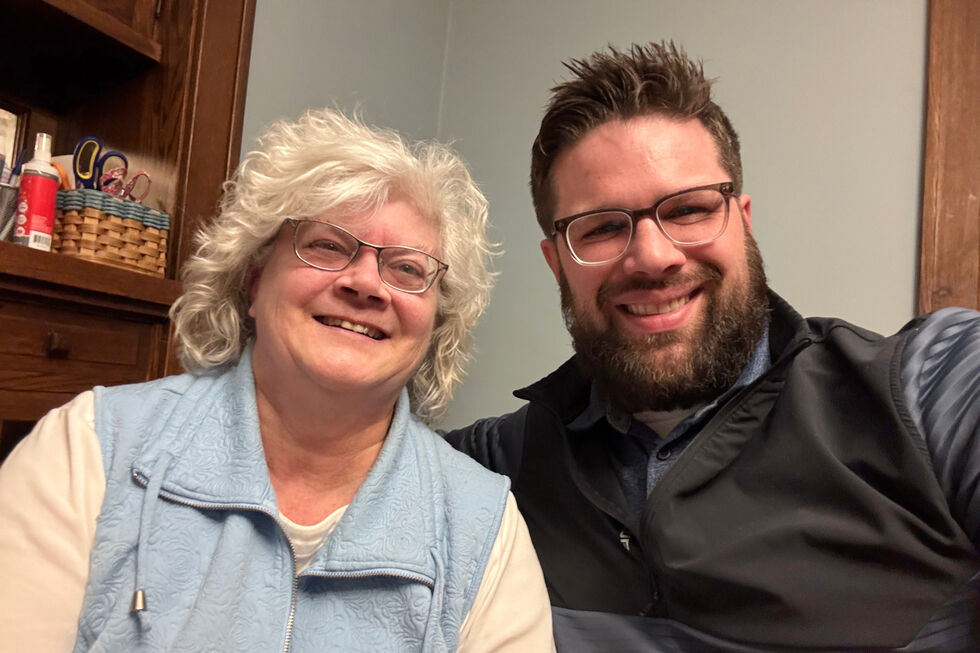 Kyle Bylin com a mãe biológica, Liz O'Toole