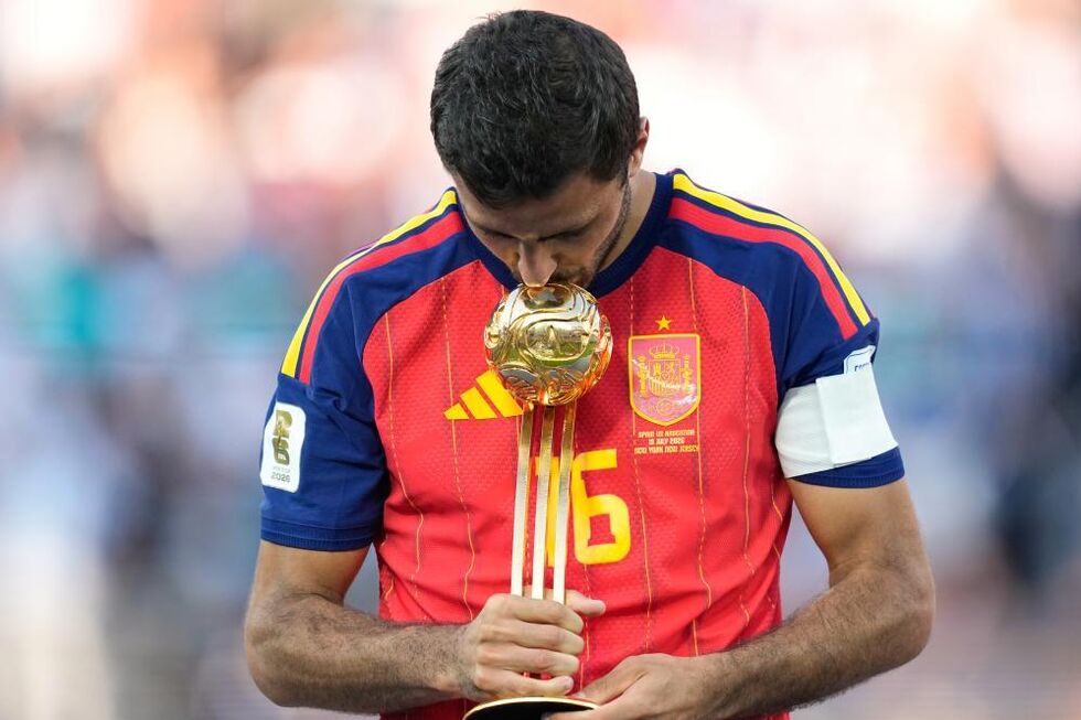 Rodri com o troféu de melhor jogador do Mundial'2026