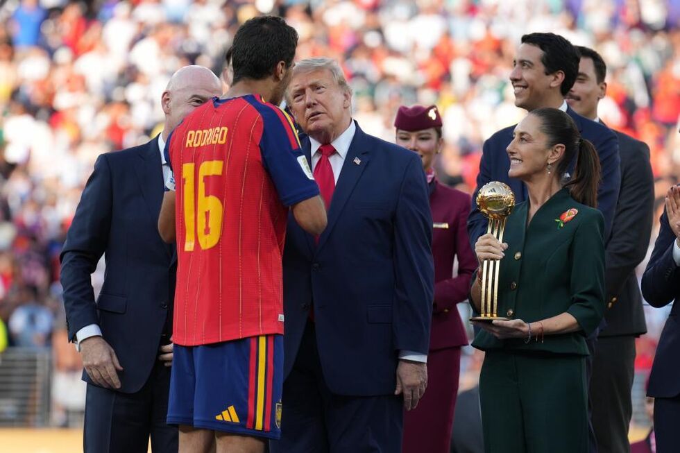 Donald Trump à conversa com Rodri na cerimónia da entrega das medalhas