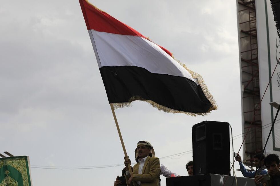 Um apoiante dos Houthis com uma bandeira do Iémen