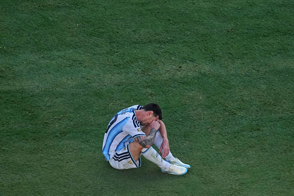 Messi sentou-se no relvado a chorar