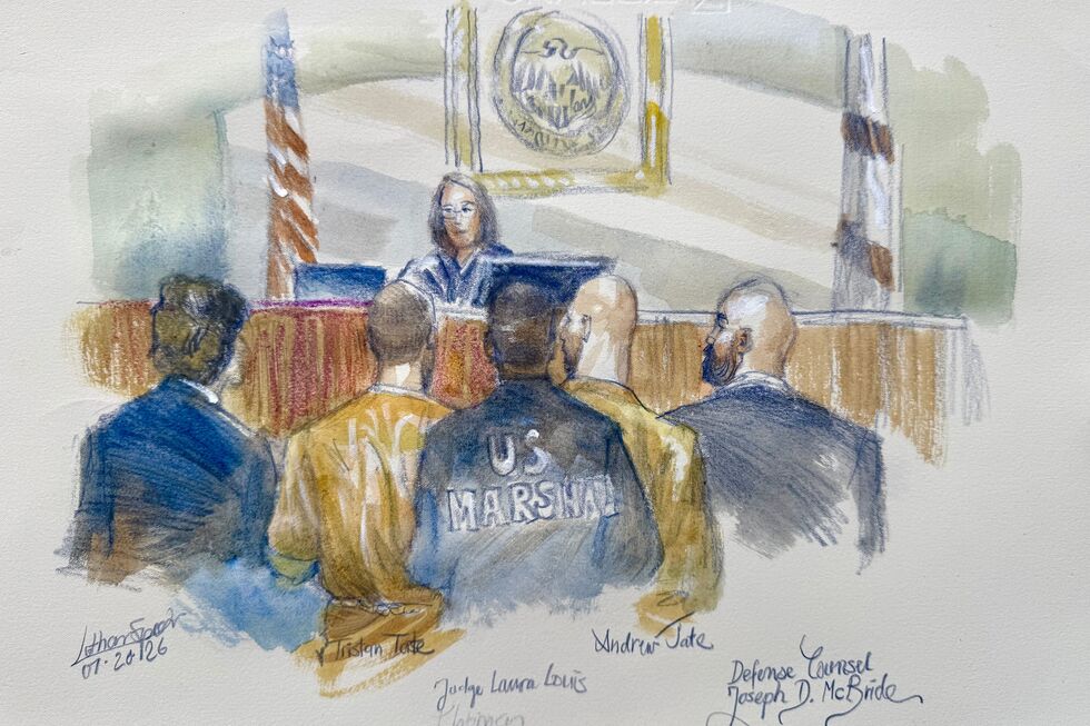 Desenho da sessão em tribunal, com Andrew e Tristan Tate perante a juíza