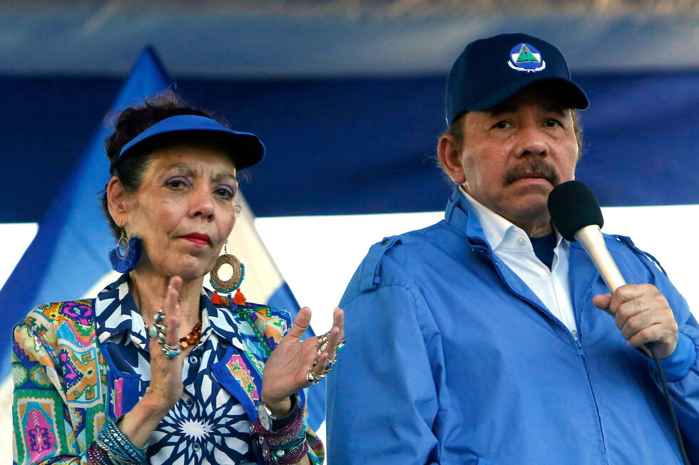 Rosario Murillo e Daniel Ortega durante aniversário da Revolução Sandinista