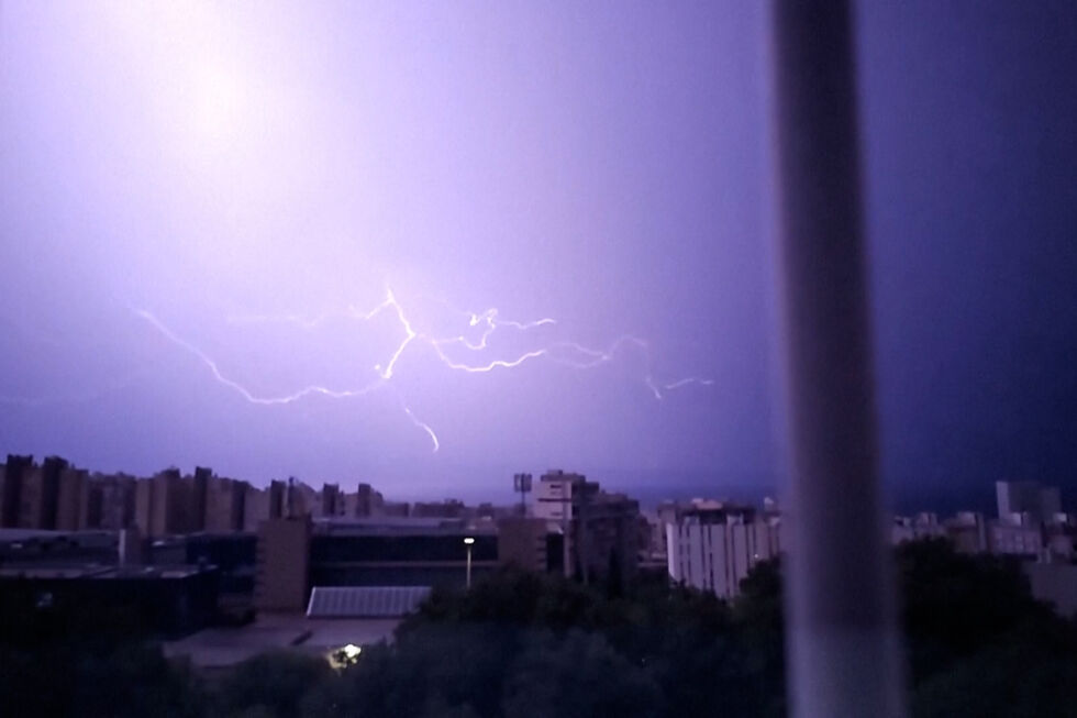 Trovoada ilumina o céu na costa da Croácia