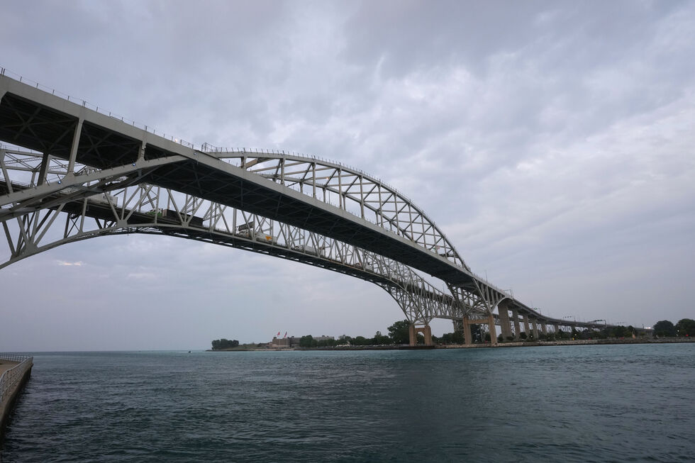 A Blue Water Bridge liga Port Huron, no Michigan, a Sarnia, em Ontario.