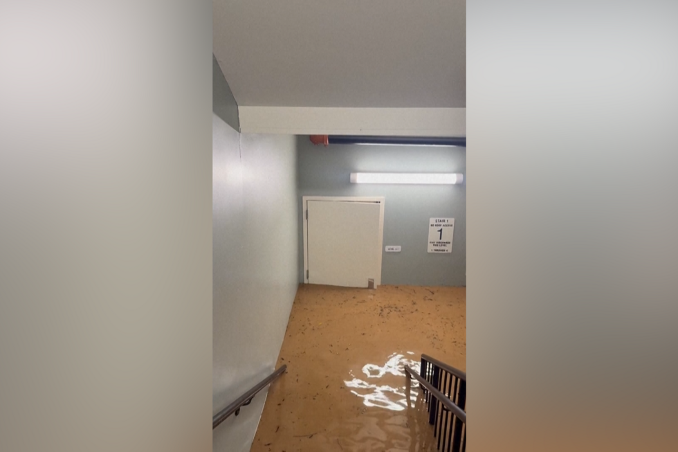 Imagens mostram o interior de edifícios inundados pelas cheias nos EUA