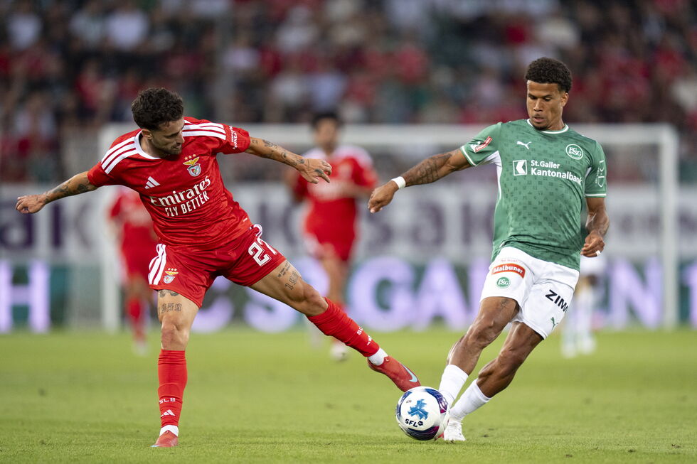 Rafa Silva disputa a bola com Chima Okoroji
