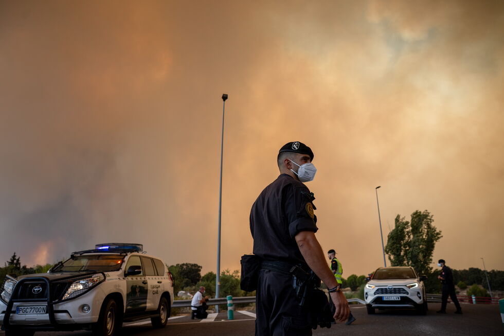 Elemento da Guardia Civil junto a incêncio em Cenicientos, Madrid