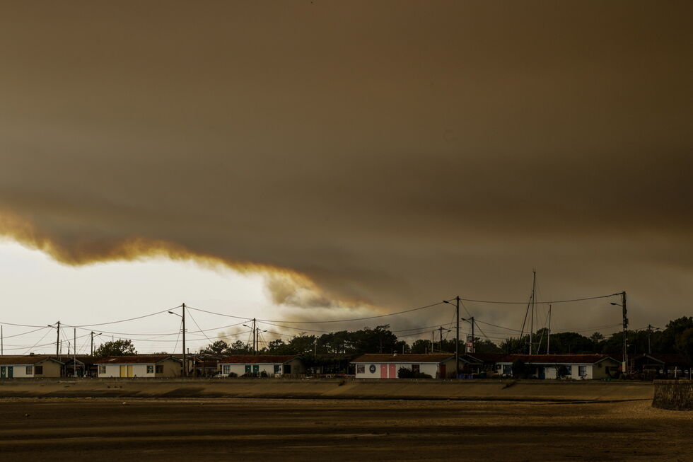Fumo de um incêndio perto da aldeia de Andernos, em França