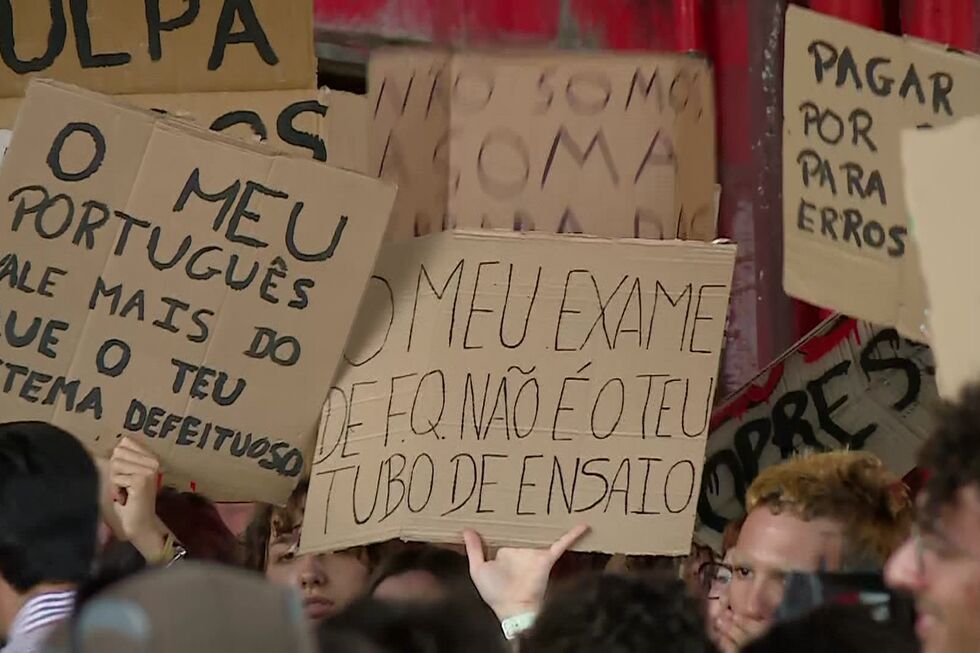 Alunos manifestaram-se em frente ao Ministério da Educação