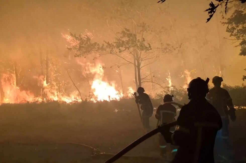Bombeiros combatem incêndio florestal perto de Bordéus, França