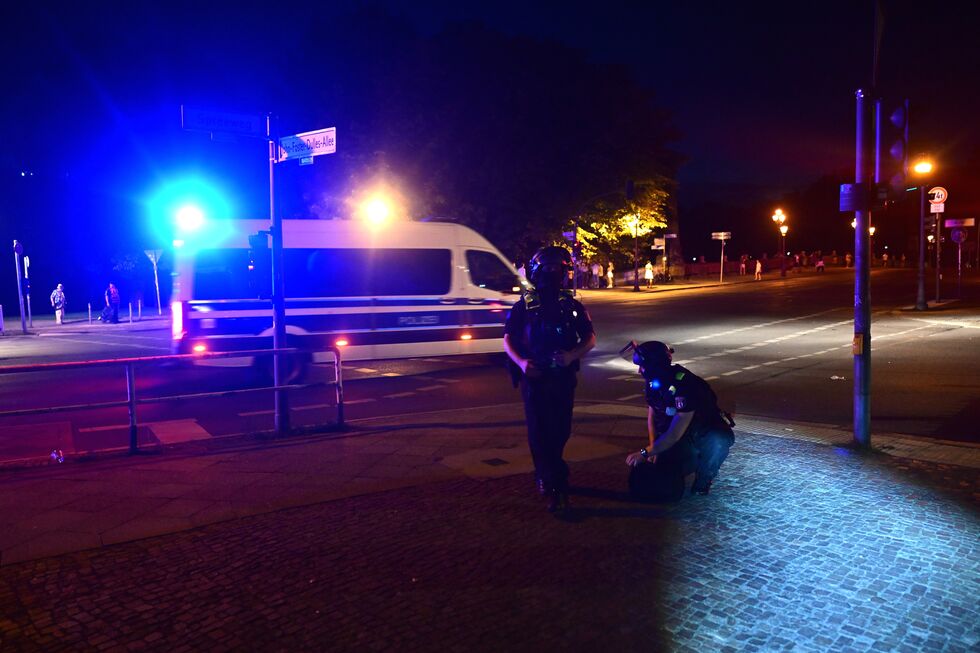 Local de parada LGBT em Berlim depois de carro ter atropleado multidão