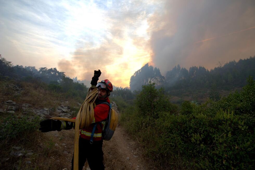 Bombeiro combate incêndio