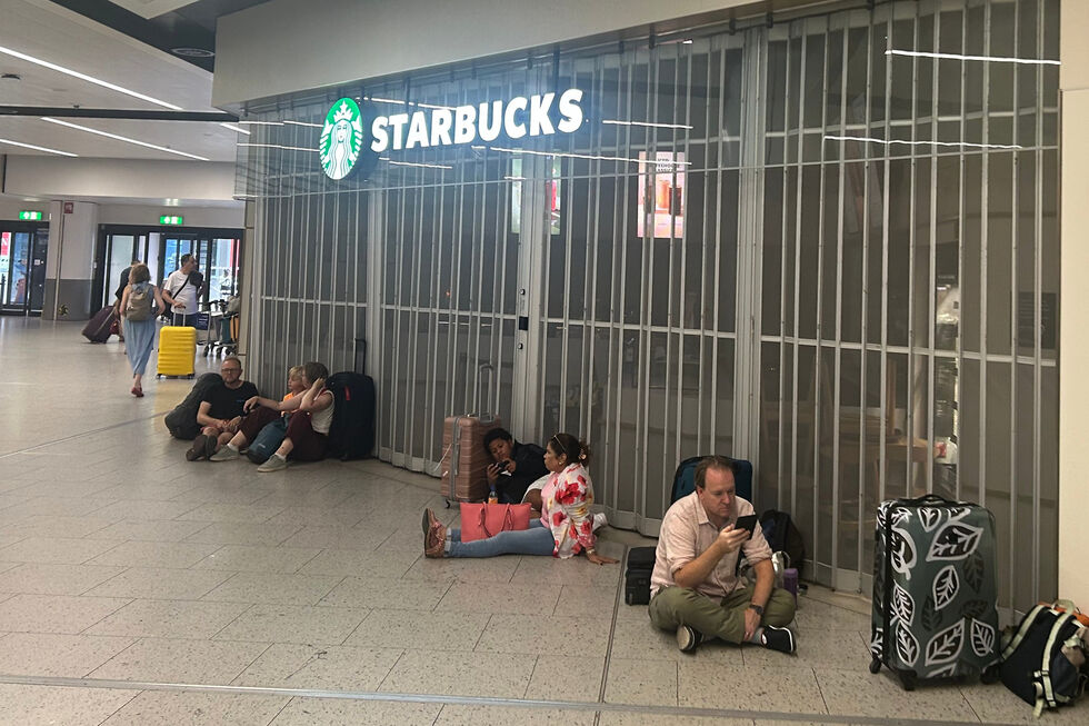 Os passageiros esperam pela abertura dos cafés no aeroporto de Gatwick