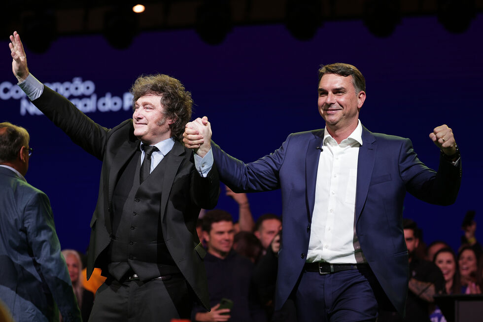 Javier Milei apoia o senador Flávio Bolsonaro, candidato às presidenciais do Brasil