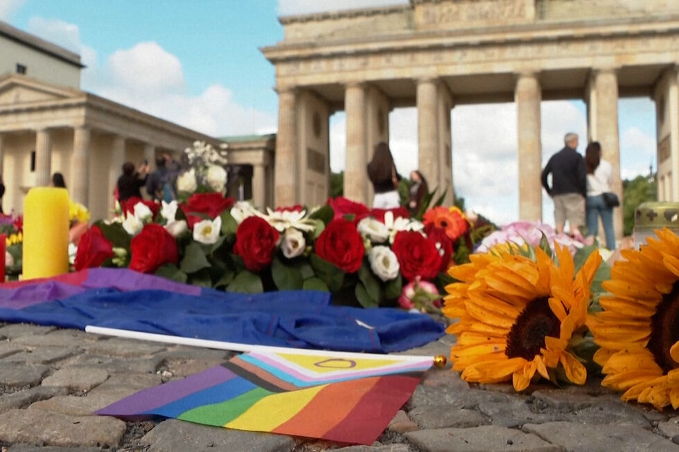 Flores, bandeiras e velas para recordar vítimas de ataque a marcha LGBTQIA+ em Berlim