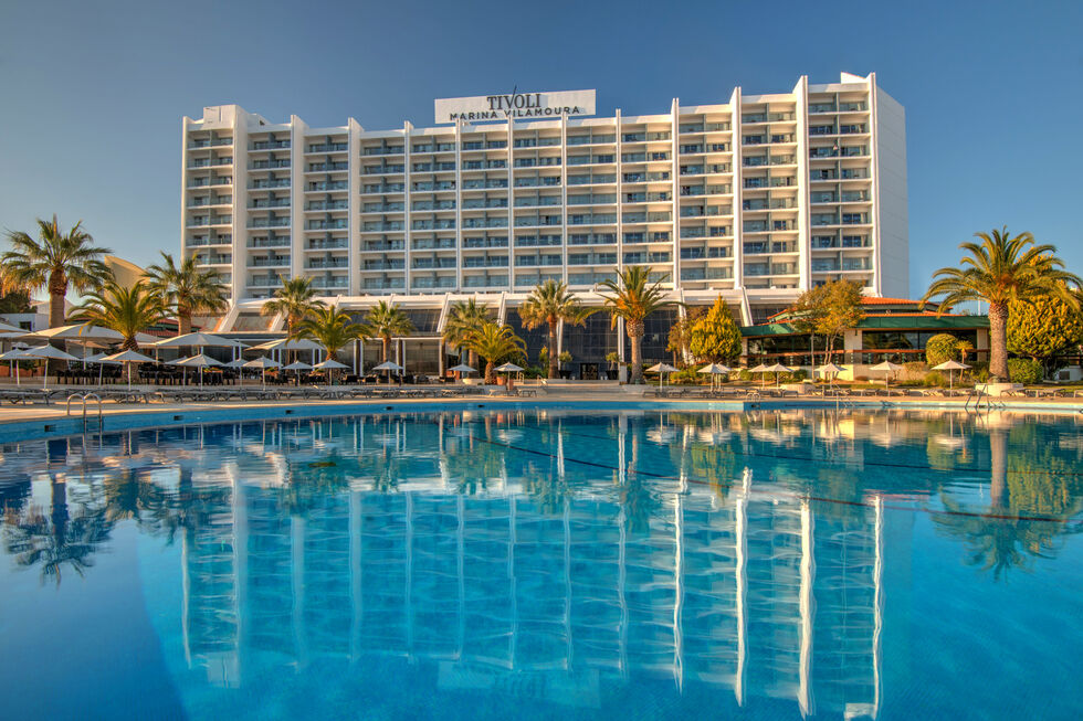 A piscina e os jardins do Tivoli estão virados para o mar e dão acesso direto à praia de Vilamoura