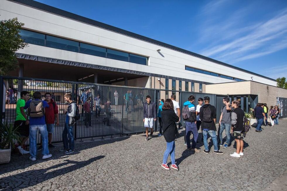 Alunos à porta da escola no primeiro dia de aulas