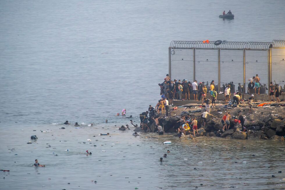 Migrantes chegam a Ceuta por mar