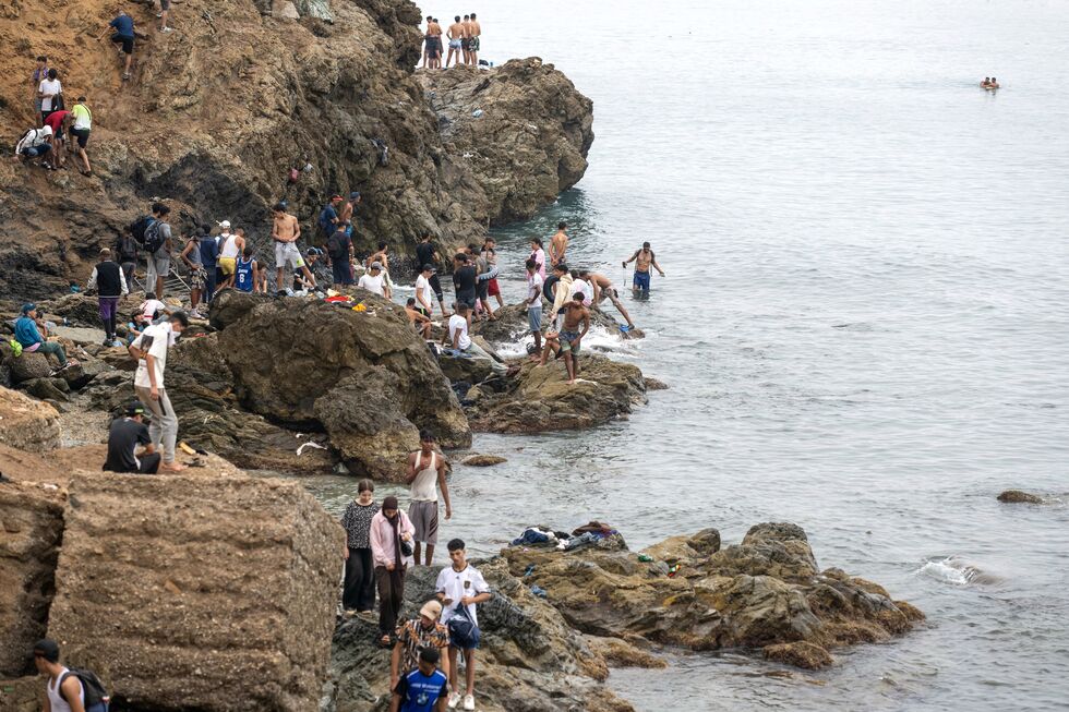 Migrantes a chegar a Ceuta