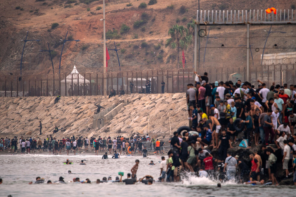 Migrantes tentar chegar a Ceuta