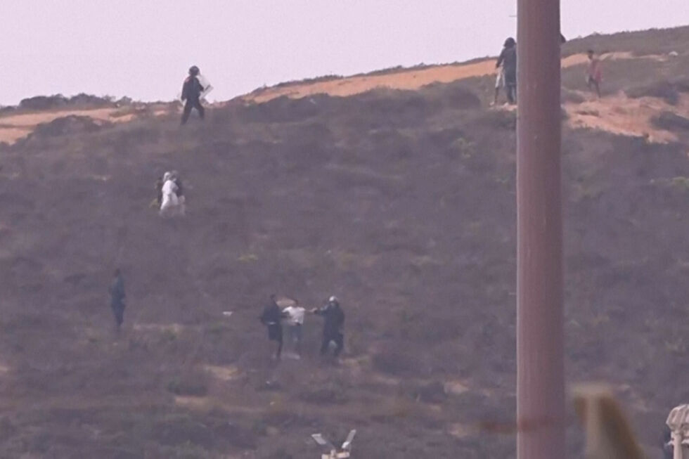 Tensão na fronteira entre Ceuta e Marrocos num momento em que há migrantes a entrar e sair do território