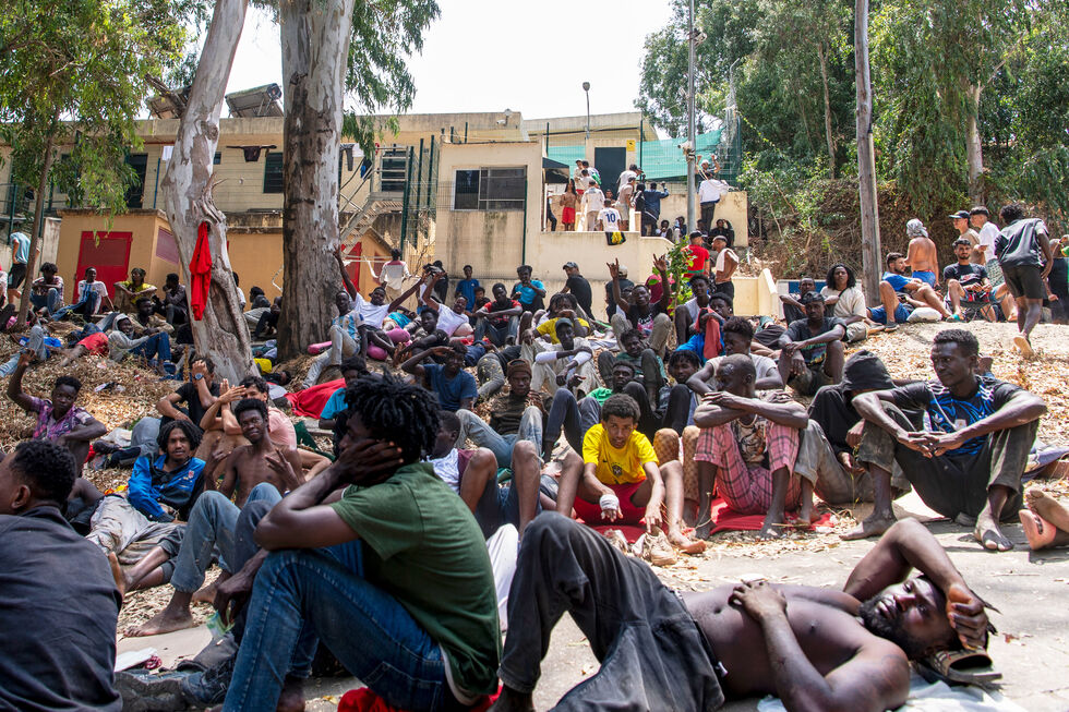 Migrantes vindos de Marrocos chegaram em massa a Ceuta esta semana