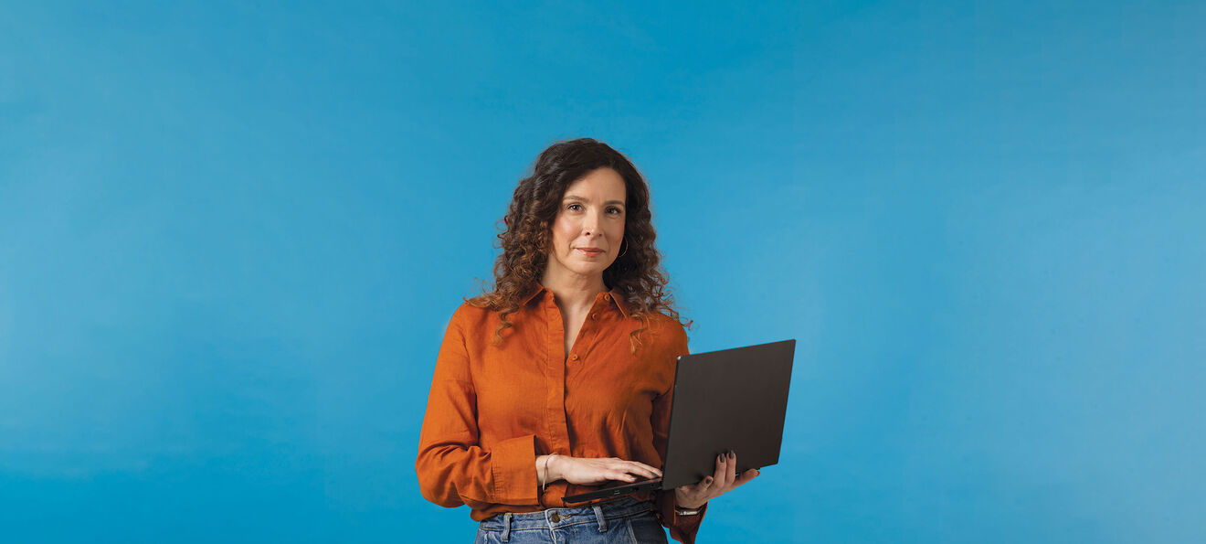 Mulher com computador portátil em fundo azul