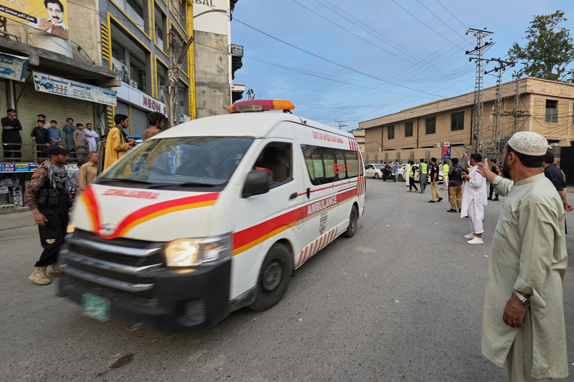Ataque suicida no Paquistão faz 14 mortos